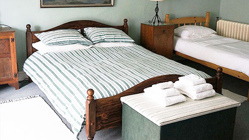 A triple room at glynhir mansion llandeilo carmathen B&B Dihirod Dyfed filmed at Glynhir mansion